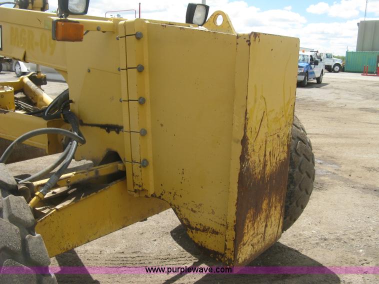 image for item J2817 2001 John Deere 772CH motor grader