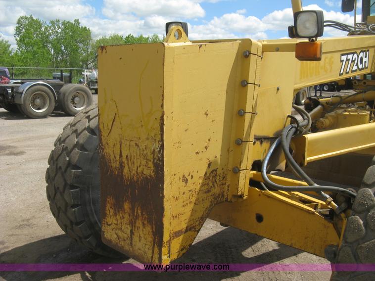image for item J2817 2001 John Deere 772CH motor grader