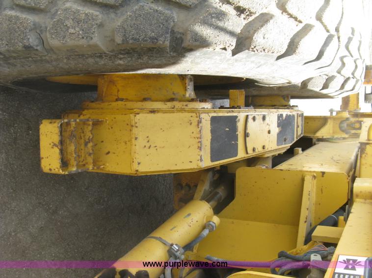 image for item J2817 2001 John Deere 772CH motor grader