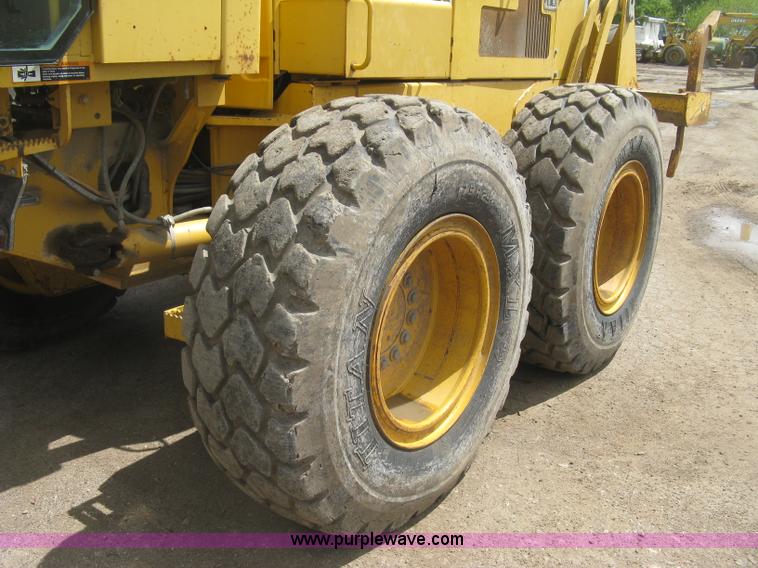 image for item J2817 2001 John Deere 772CH motor grader