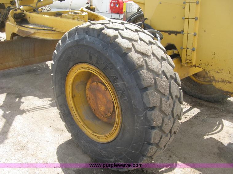 image for item J2817 2001 John Deere 772CH motor grader