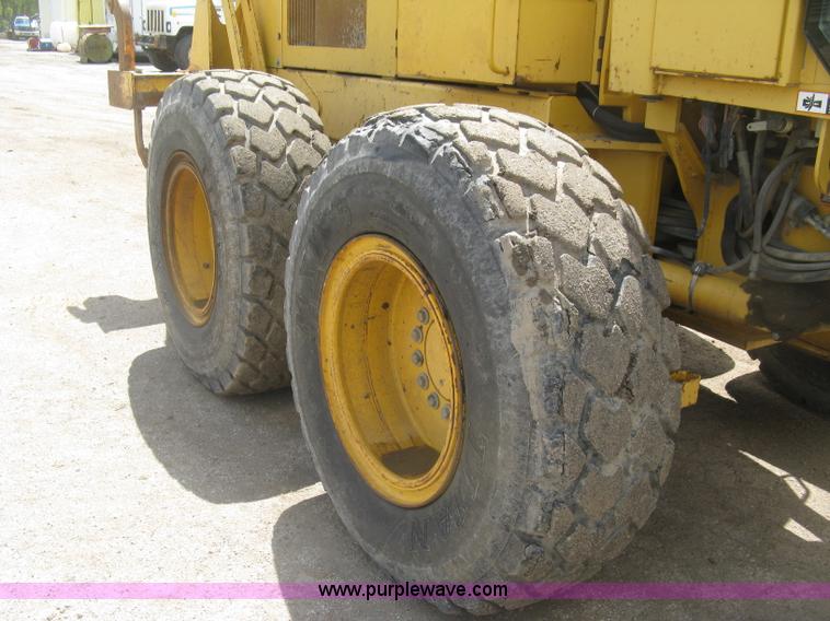 image for item J2817 2001 John Deere 772CH motor grader