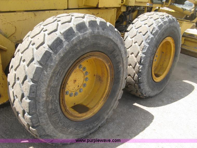 image for item J2817 2001 John Deere 772CH motor grader