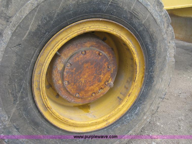 image for item J2817 2001 John Deere 772CH motor grader