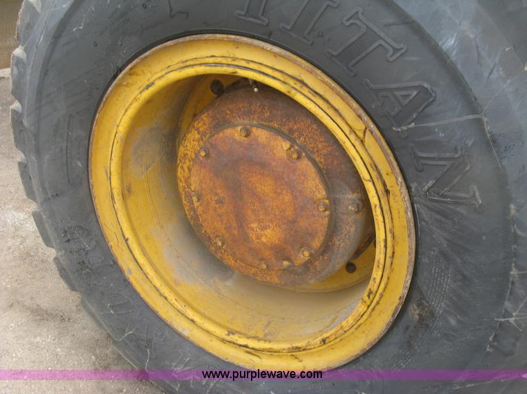 image for item J2817 2001 John Deere 772CH motor grader