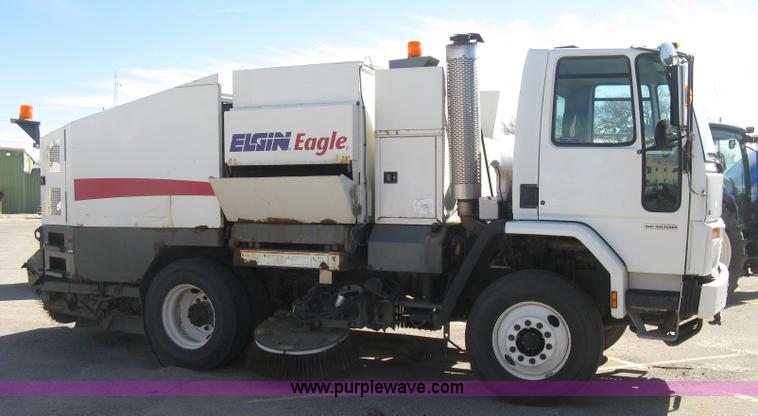image for item J2904 2004 Elgin Eagle Series F street sweeper