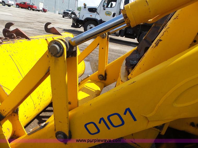 image for item J4138 JCB 214 backhoe