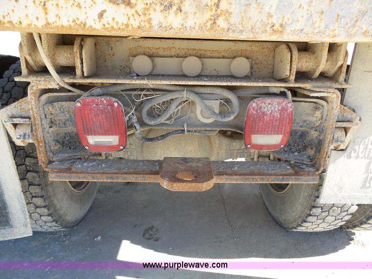 image for item J4976 1991 International 4900 dump truck