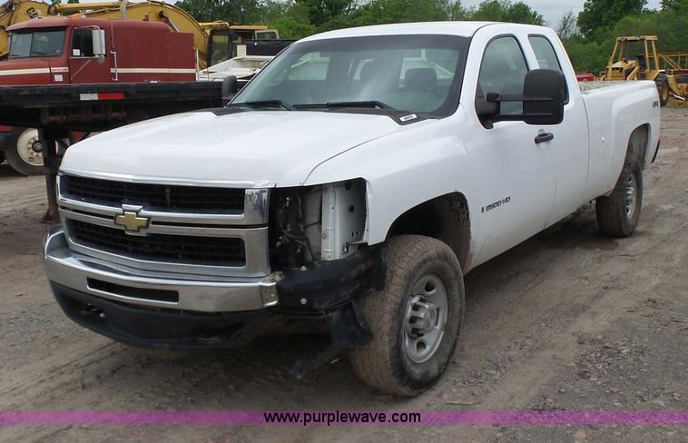 image for item J7513 2009 Chevrolet Silverado 2500HD Ext. Cab pickup truck