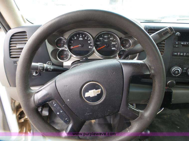 image for item J7513 2009 Chevrolet Silverado 2500HD Ext. Cab pickup truck