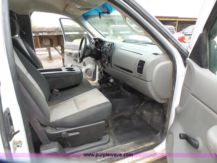 image for item J7513 2009 Chevrolet Silverado 2500HD Ext. Cab pickup truck