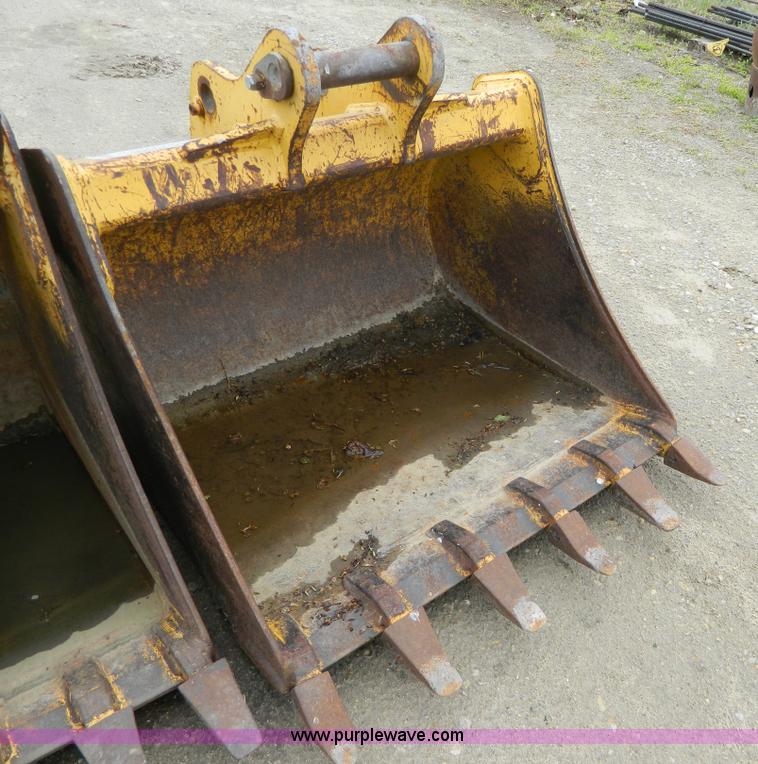 image for item J8966 John Deere backhoe bucket