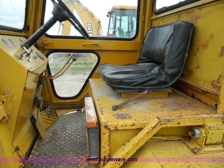 image for item J8968 Versatile Bronco wheel loader