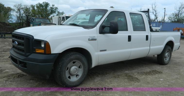 image for item J8971 2007 Ford F350 Super Duty Crew Cab pickup truck