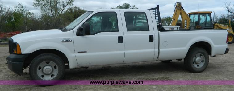 image for item J8971 2007 Ford F350 Super Duty Crew Cab pickup truck