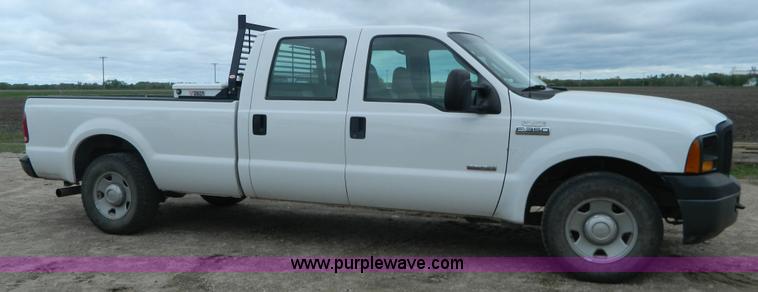 image for item J8971 2007 Ford F350 Super Duty Crew Cab pickup truck