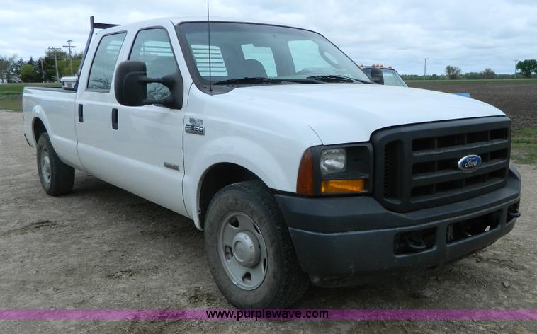image for item J8971 2007 Ford F350 Super Duty Crew Cab pickup truck