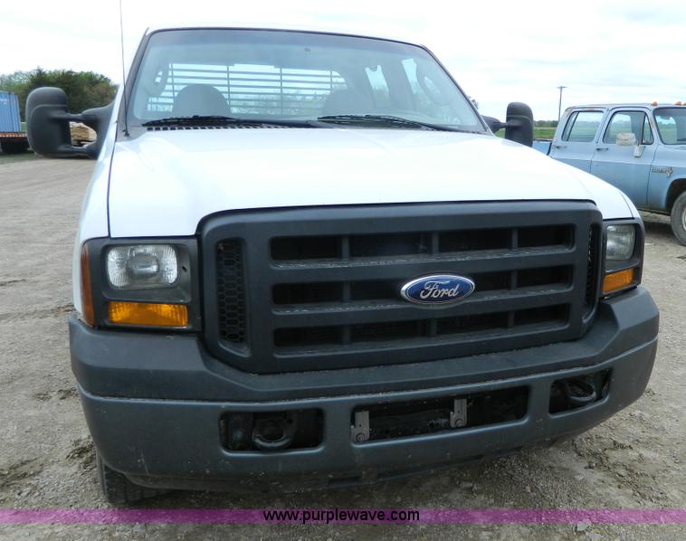image for item J8971 2007 Ford F350 Super Duty Crew Cab pickup truck