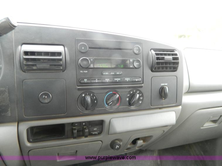 image for item J8971 2007 Ford F350 Super Duty Crew Cab pickup truck