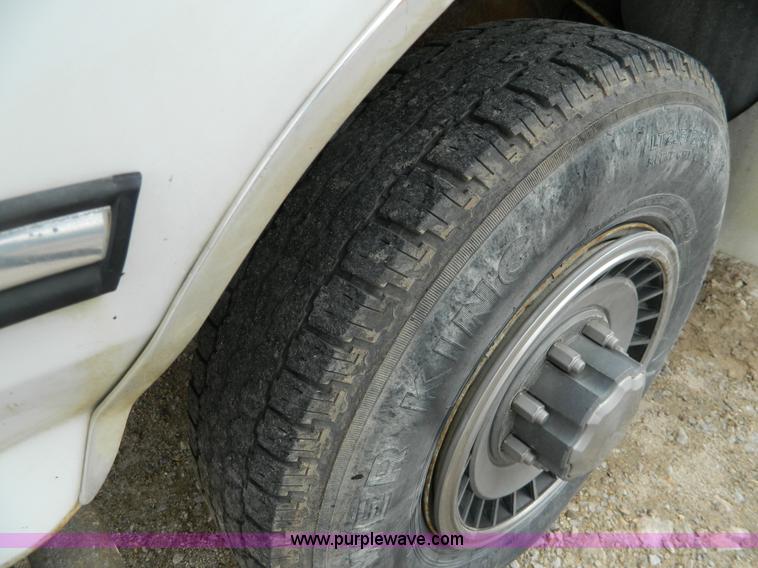 image for item J8972 1993 Ford F250 pickup truck