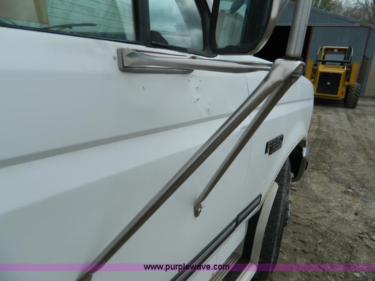 image for item J8972 1993 Ford F250 pickup truck