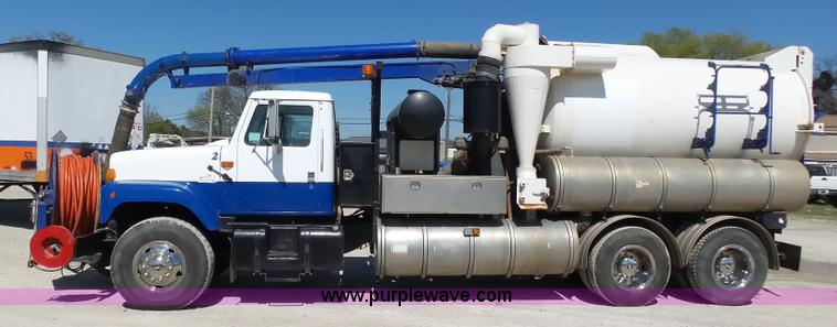 image for item K1362 2001 International F2554 vacuum truck