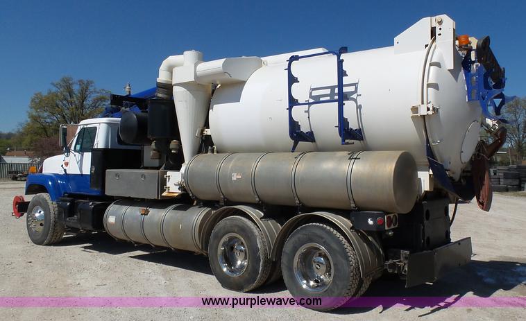 image for item K1362 2001 International F2554 vacuum truck