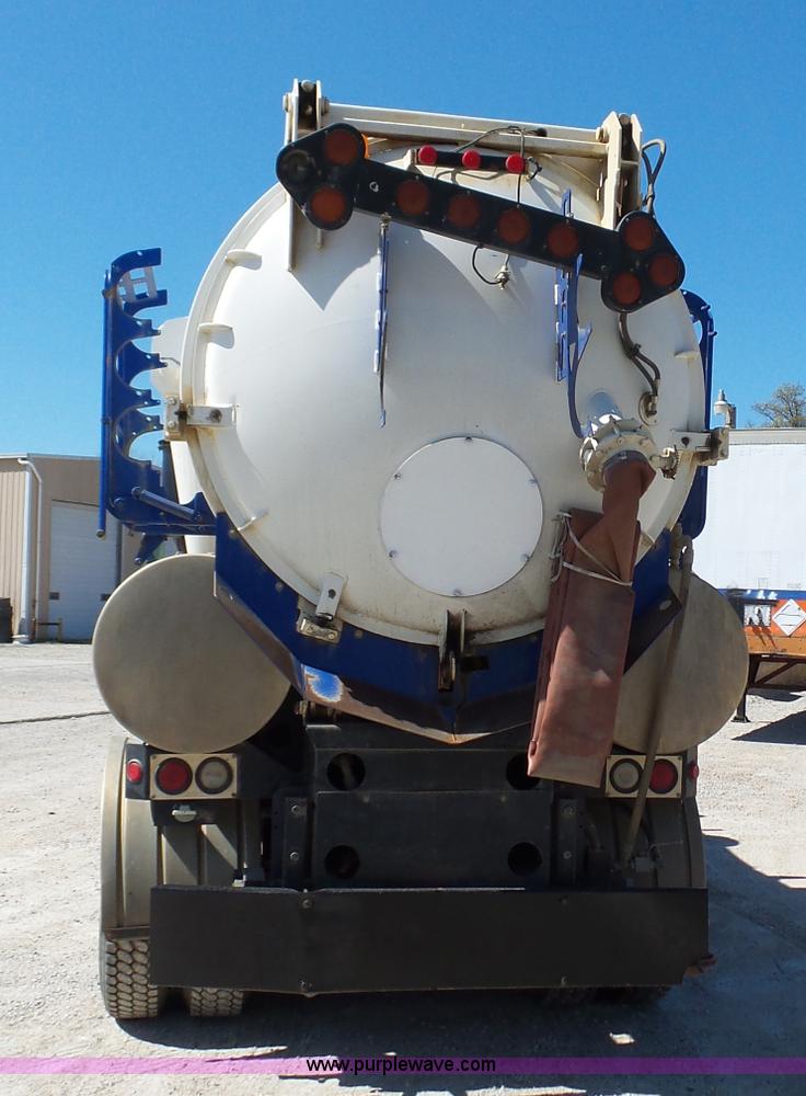 image for item K1362 2001 International F2554 vacuum truck