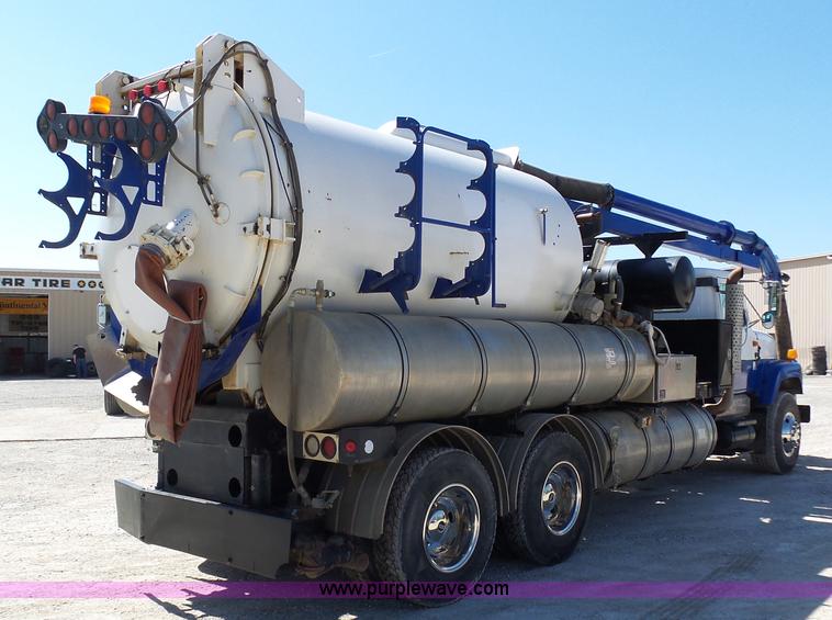 image for item K1362 2001 International F2554 vacuum truck