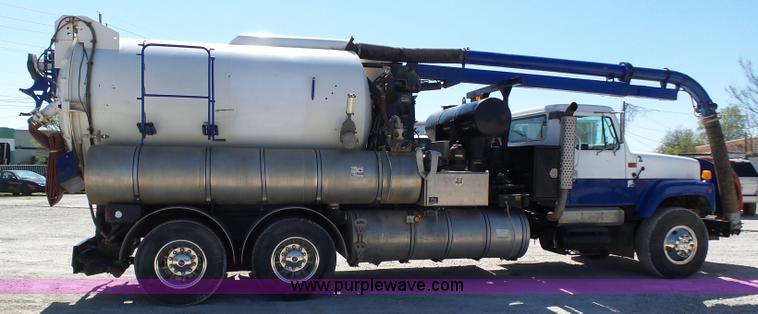 image for item K1362 2001 International F2554 vacuum truck