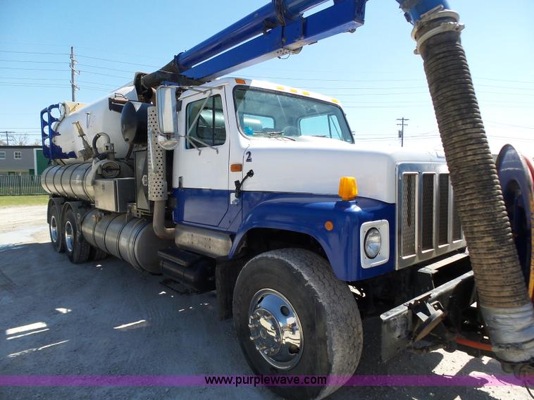 image for item K1362 2001 International F2554 vacuum truck