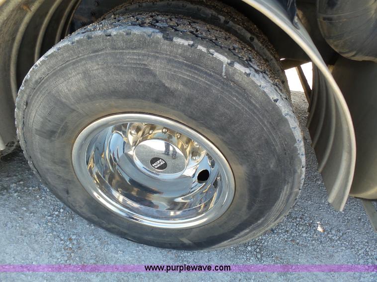 image for item K1362 2001 International F2554 vacuum truck