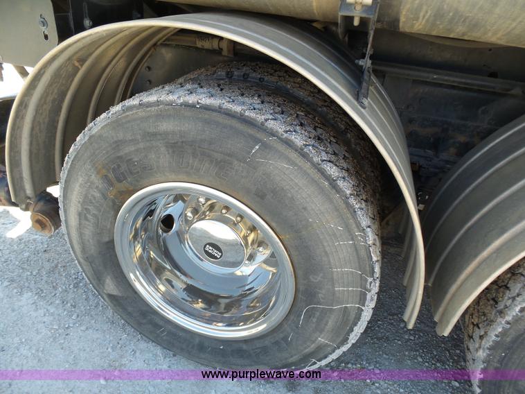 image for item K1362 2001 International F2554 vacuum truck