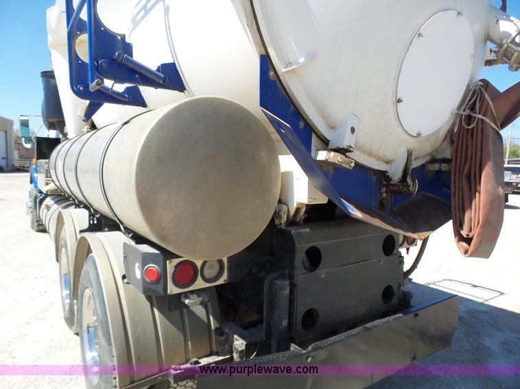 image for item K1362 2001 International F2554 vacuum truck