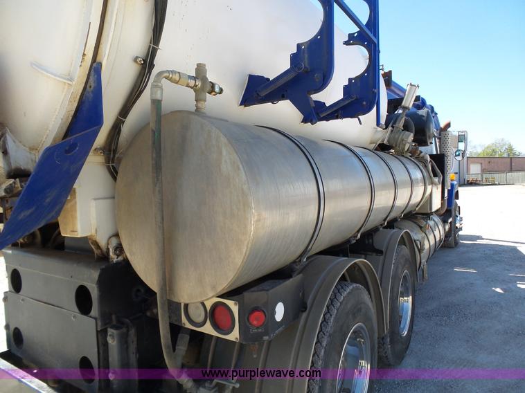 image for item K1362 2001 International F2554 vacuum truck