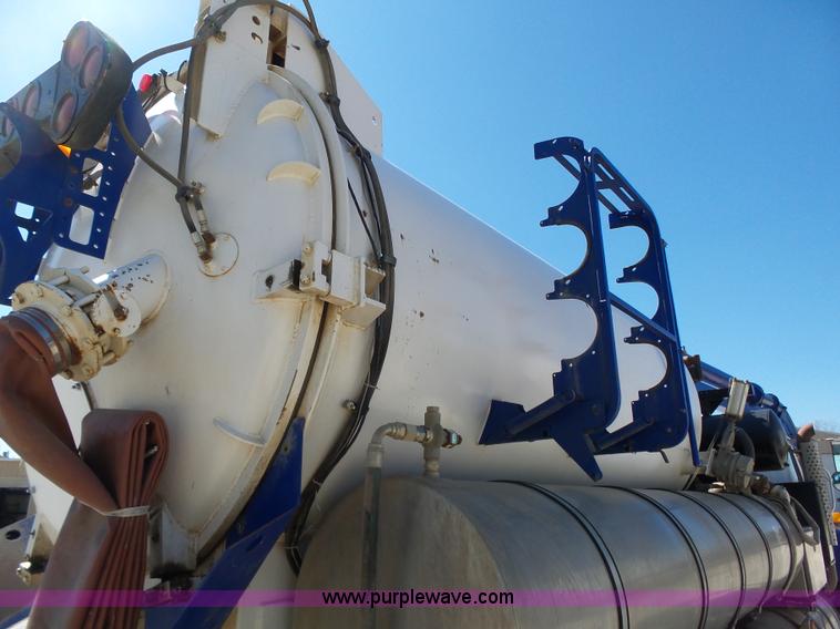 image for item K1362 2001 International F2554 vacuum truck