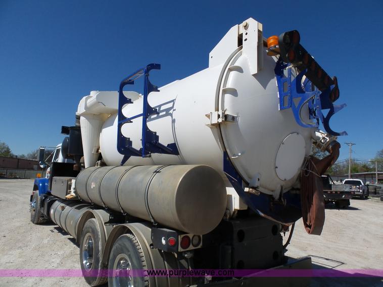 image for item K1362 2001 International F2554 vacuum truck