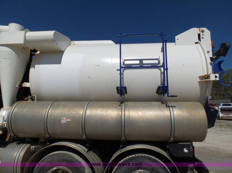 image for item K1362 2001 International F2554 vacuum truck