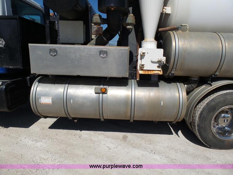 image for item K1362 2001 International F2554 vacuum truck