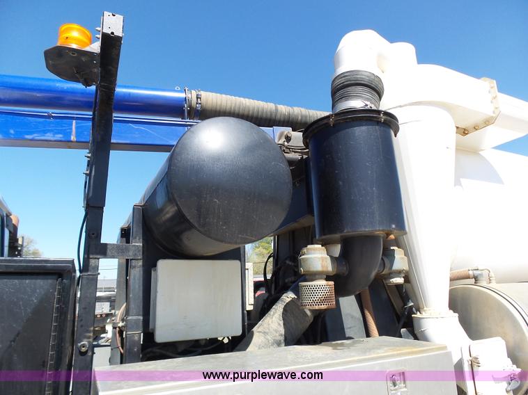 image for item K1362 2001 International F2554 vacuum truck