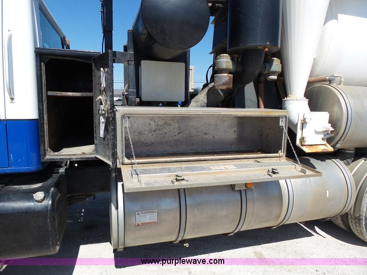 image for item K1362 2001 International F2554 vacuum truck