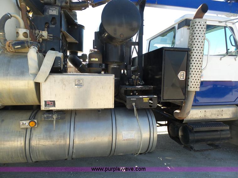 image for item K1362 2001 International F2554 vacuum truck