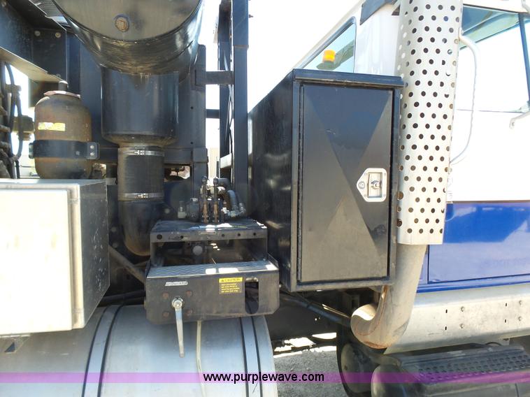 image for item K1362 2001 International F2554 vacuum truck