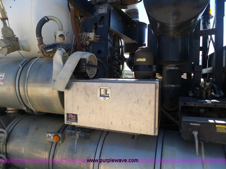 image for item K1362 2001 International F2554 vacuum truck
