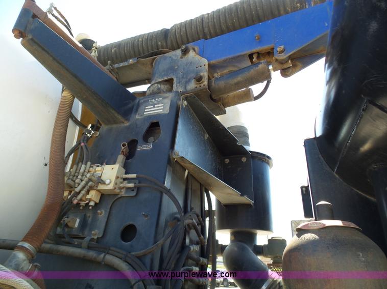 image for item K1362 2001 International F2554 vacuum truck