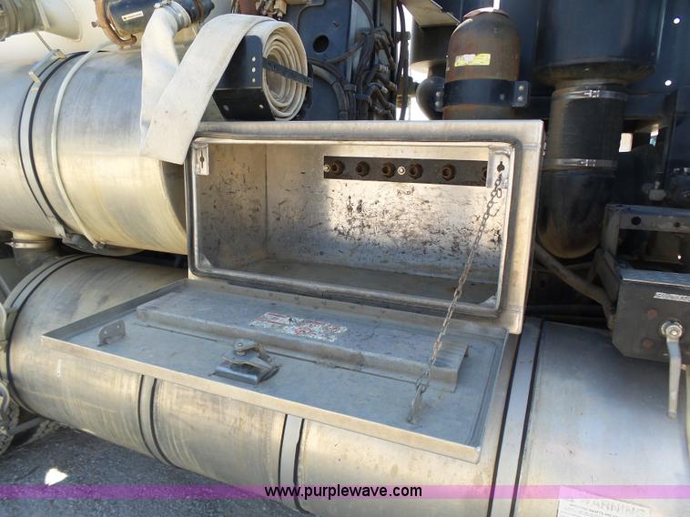 image for item K1362 2001 International F2554 vacuum truck