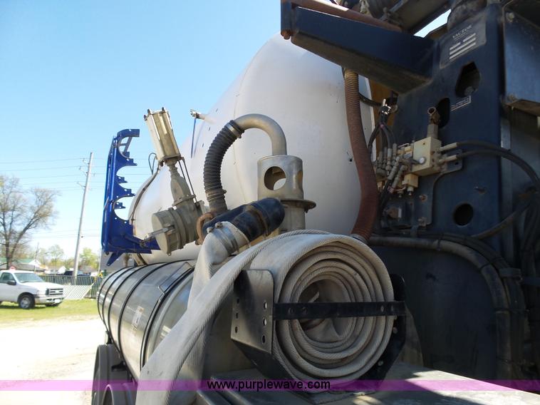 image for item K1362 2001 International F2554 vacuum truck
