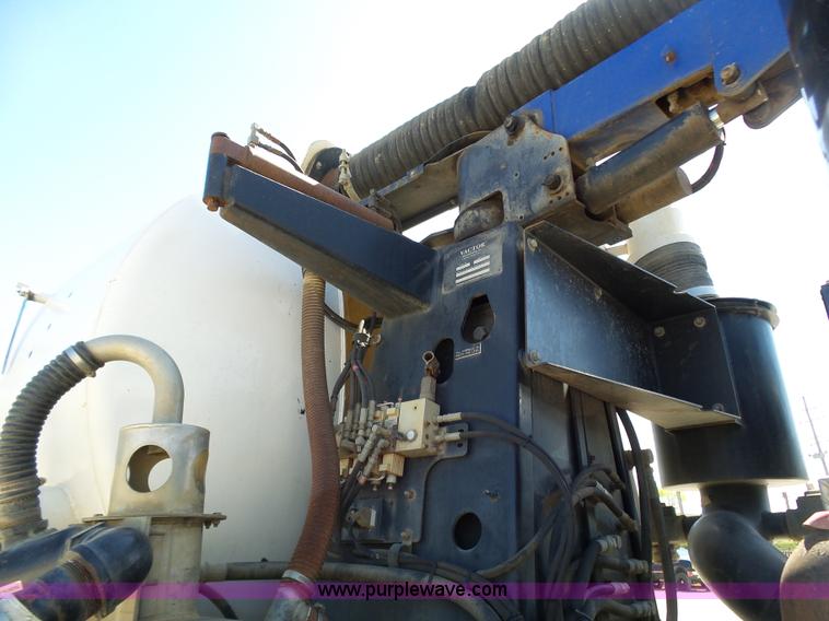 image for item K1362 2001 International F2554 vacuum truck