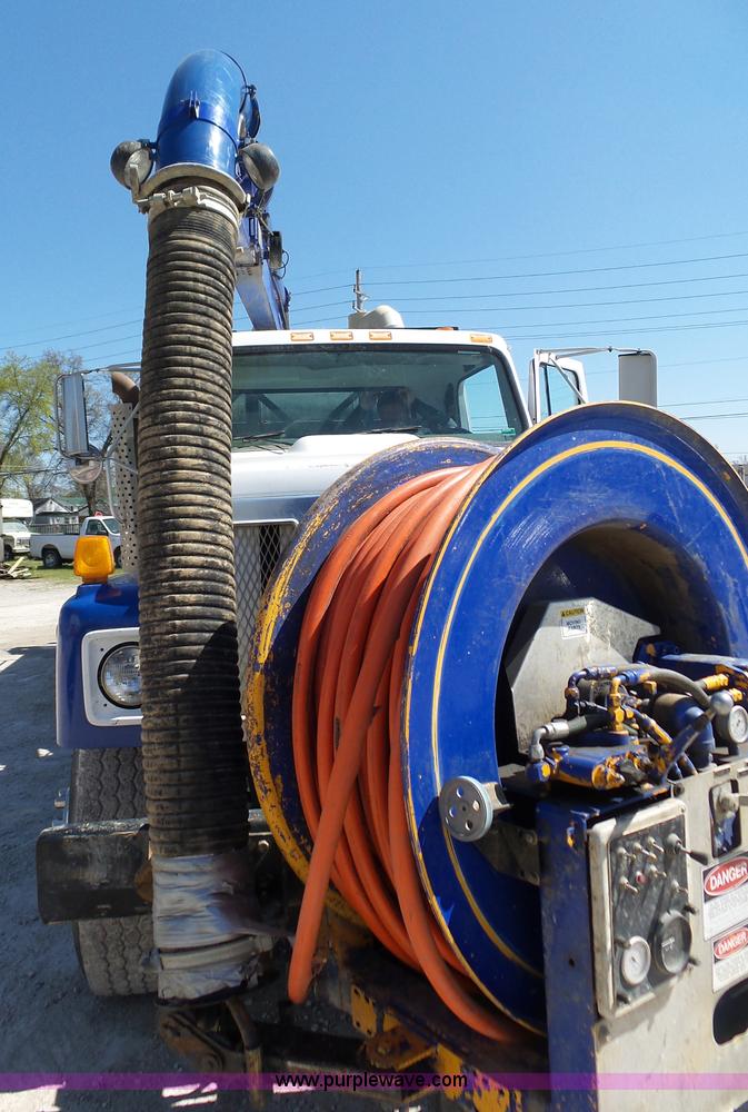 image for item K1362 2001 International F2554 vacuum truck