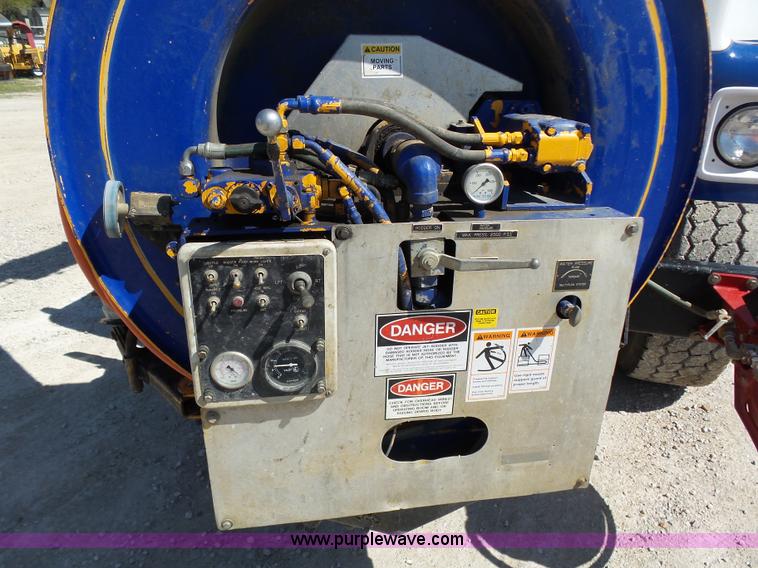 image for item K1362 2001 International F2554 vacuum truck